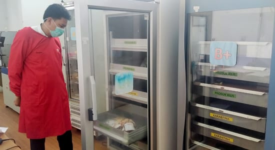 Petugas PMI Kota Sukabumi memperlihatkan stok darah yang tersedia. Program Donor Darah Ramadan diharapkan mampu menjaga ketersediaan darah selama bulan puasa. (FT: Bambang/Radar Sukabumi)