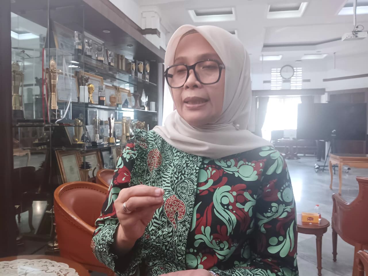 Kepala BPKPD Kota Sukabumi, Galih Marelia Anggraeni, diwawancarai sejumlah media terkait strategi optimalisasi PAD melalui tim khusus pajak. (FT: Bambang/Radar Sukabumi)
