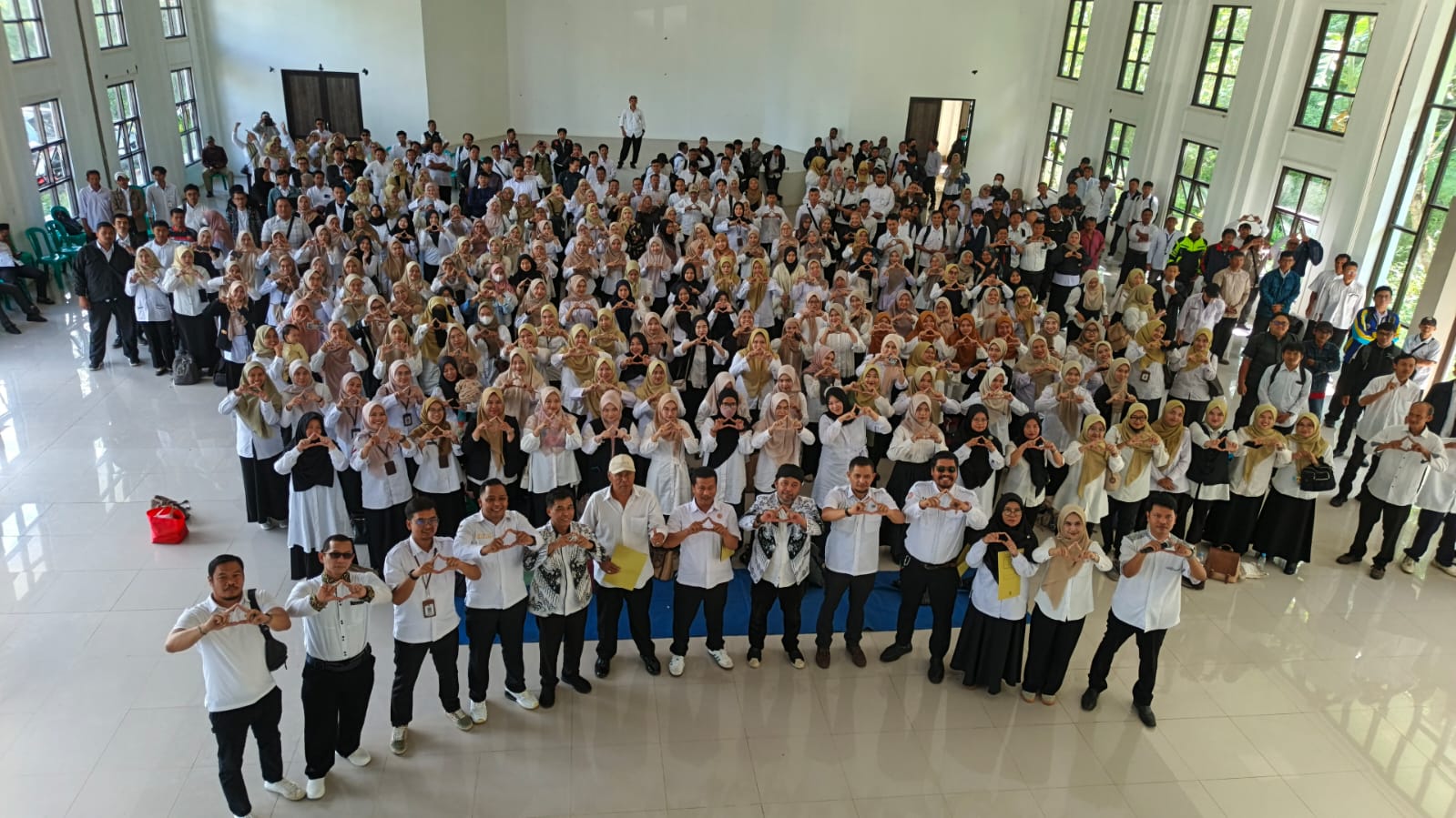 Kepala Disdikbud Kota Sukabumi menyerahkan surat penugasan kepada guru dan tenaga kependidikan non ASN di Aula Gedung PGRI. Penyerahan ini menjadi bukti komitmen pemerintah daerah menjaga keberlanjutan peran tenaga pendidik. (FT: IST)