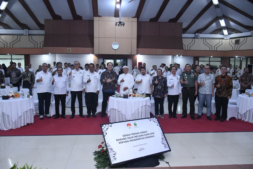Wali Kota Sukabumi Ayep Zaki menerima hibah 15 bidang tanah hasil rampasan tindak pidana korupsi dari KPK RI senilai Rp9 miliar, di Aula Oman Sahroni, Kabupaten Subang, 11 Februari 2026.