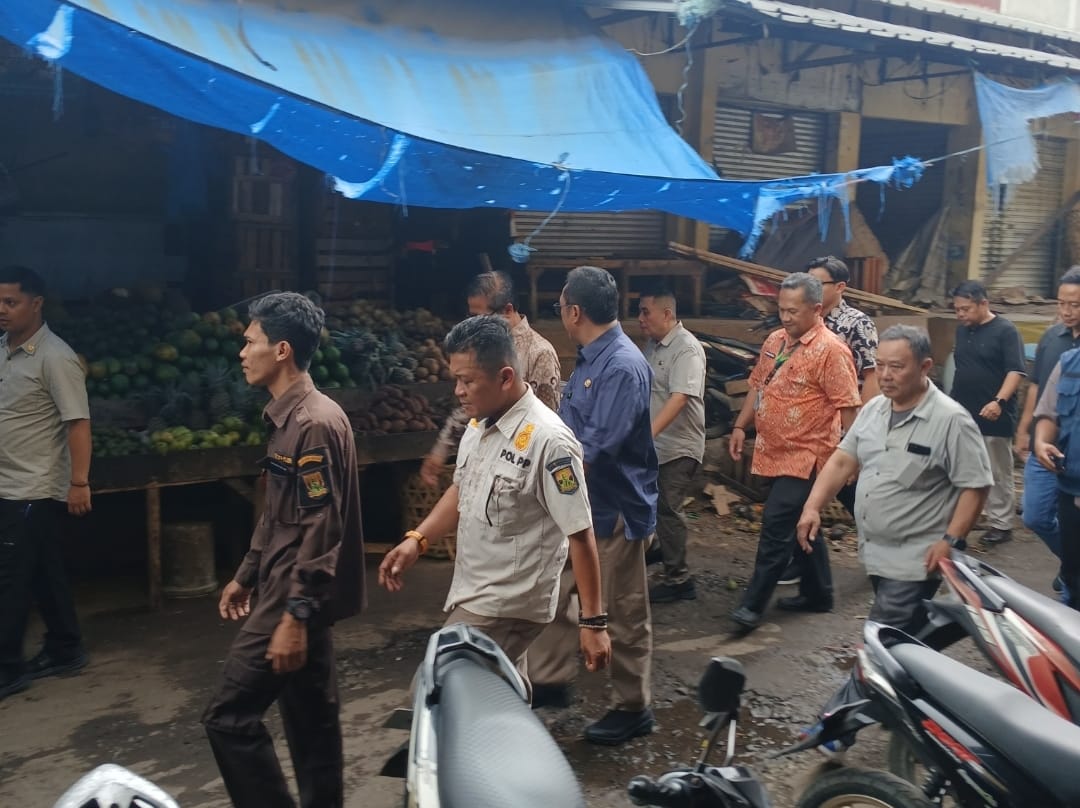Bupati Sukabumi sidak Pasar Semi Modern Palabuhanratu, temukan harga ayam naik signifikan dan minyak goreng mulai langka.