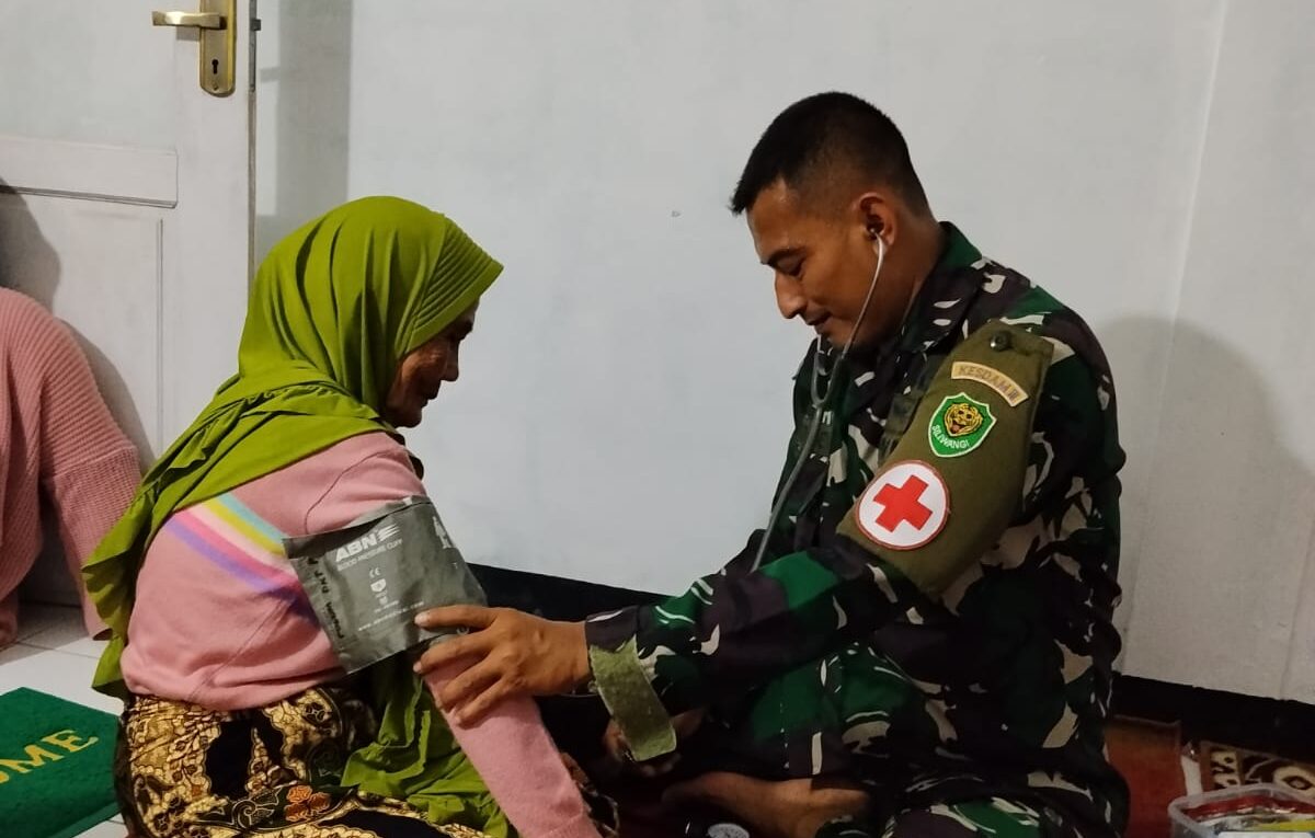 TMMD 127 di Desa Parakanlima bukan hanya membangun jalan, tapi juga meningkatkan derajat kesehatan warga.