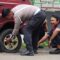 Satlantas Polres Sukabumi Kota sigap membantu pengendara ganti ban bocor di Jalan Pajagalan, menjaga arus lalu lintas tetap lancar.