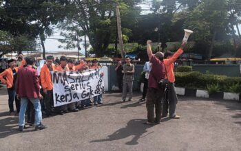 Aksi Jilid II mahasiswa PTNU Sukabumi Raya di Kantor UPTD BMPR Jabar Wilayah II menyoroti buruknya kondisi jalan provinsi dan dugaan lemahnya pengawasan proyek.