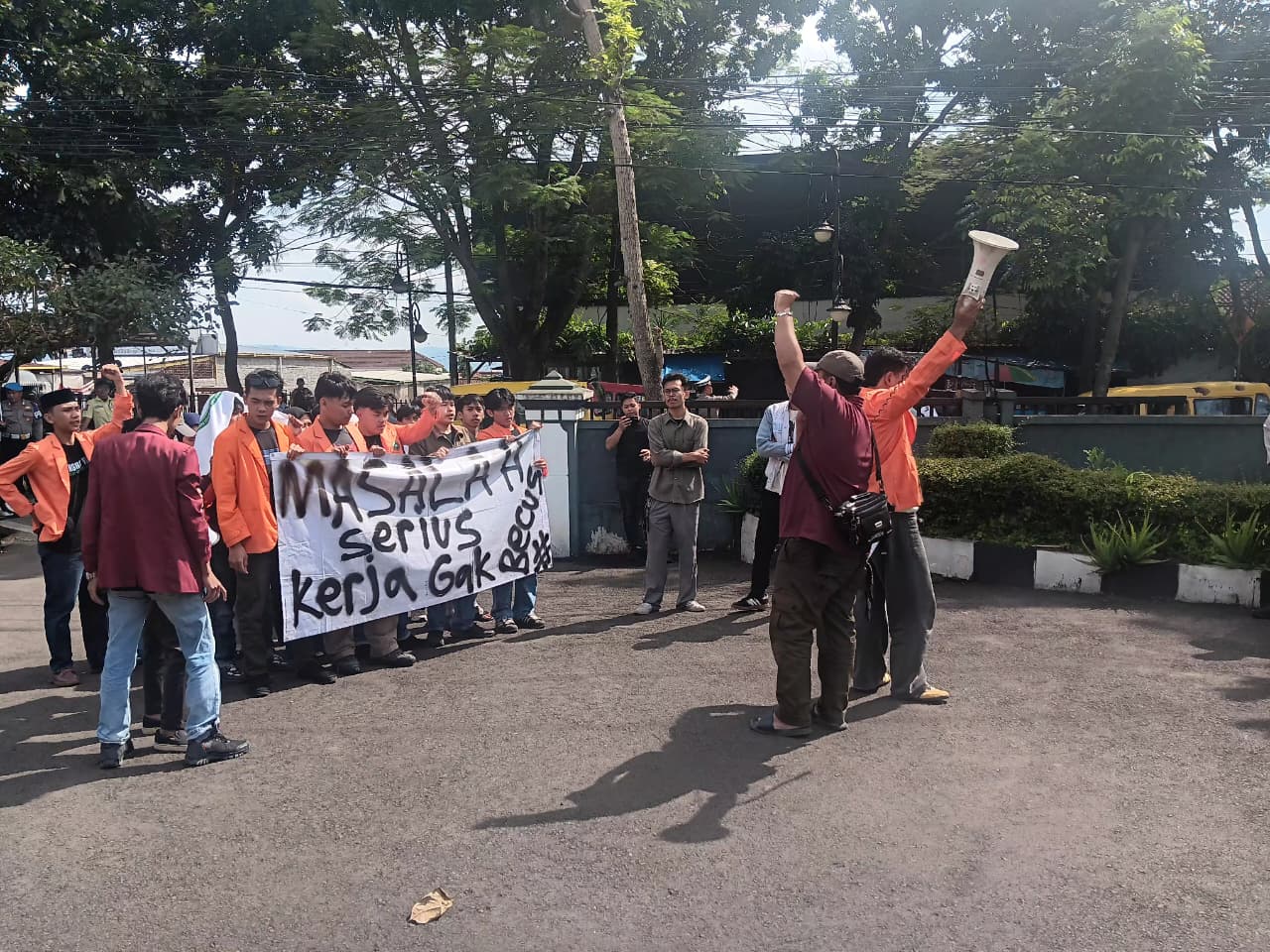 Aksi Jilid II mahasiswa PTNU Sukabumi Raya di Kantor UPTD BMPR Jabar Wilayah II menyoroti buruknya kondisi jalan provinsi dan dugaan lemahnya pengawasan proyek.