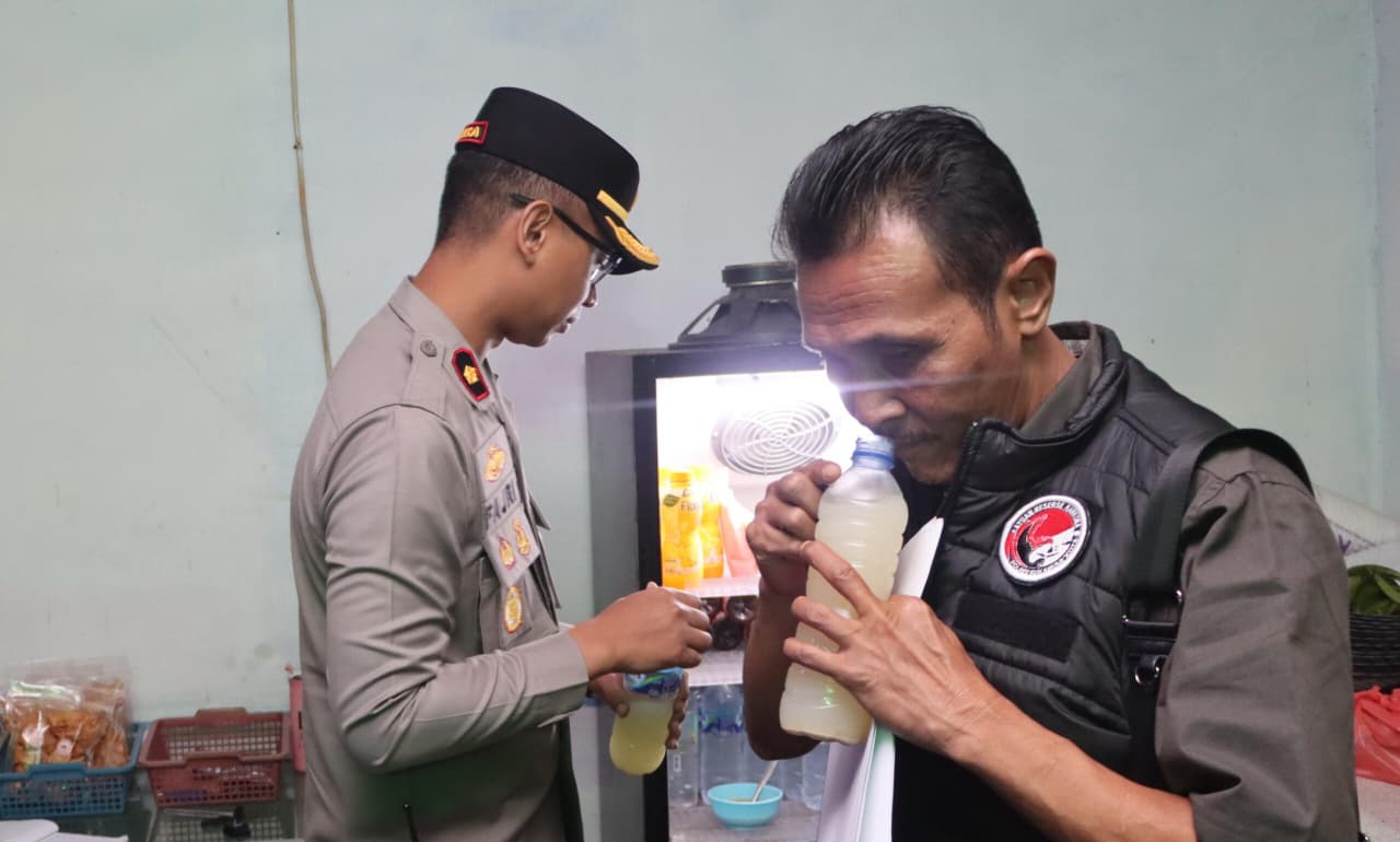 OPERASI: Polres Sukabumi Kota saat menggelar KRYD di sejumlah warung di kawasan Jalan Lingkar Selatan, Kota Sukabumi, belum lama ini.