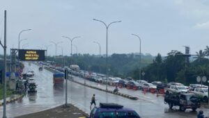 Cerita Kemacetan di Exit Tol Bocimi Dari Jakarta ke Sukabumi,15 Ribu Kendaraan Masuk!