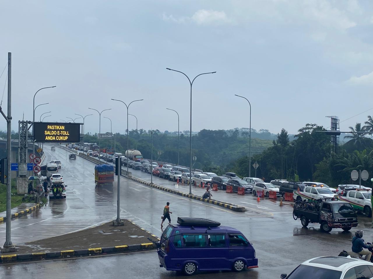PADAT MERAYAP : Suasana kendaraan saat mengalami kemacetan dari Exit Tol Bocimi Parungkuda, Kabupaten Sukabumi pada Minggu (15/02/2026) sore.