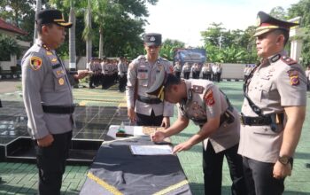 Kapolres Sukabumi AKBP Dr. Samian memimpin langsung Upacara Serah Terima Jabatan (Sertijab) pejabat utama dan Kapolsek jajaran di halaman Mapolres Sukabumi, Senin (16/2/2026).