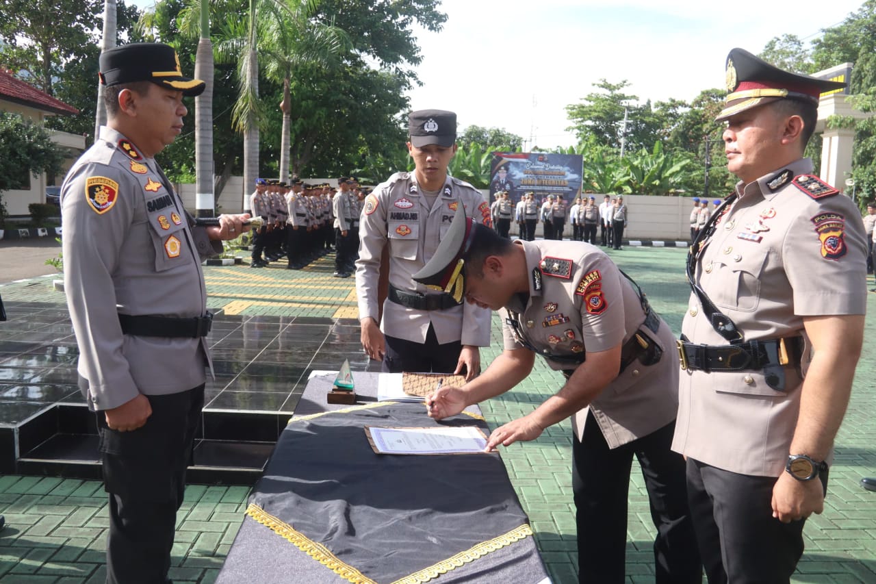 Kapolres Sukabumi AKBP Dr. Samian memimpin langsung Upacara Serah Terima Jabatan (Sertijab) pejabat utama dan Kapolsek jajaran di halaman Mapolres Sukabumi, Senin (16/2/2026).