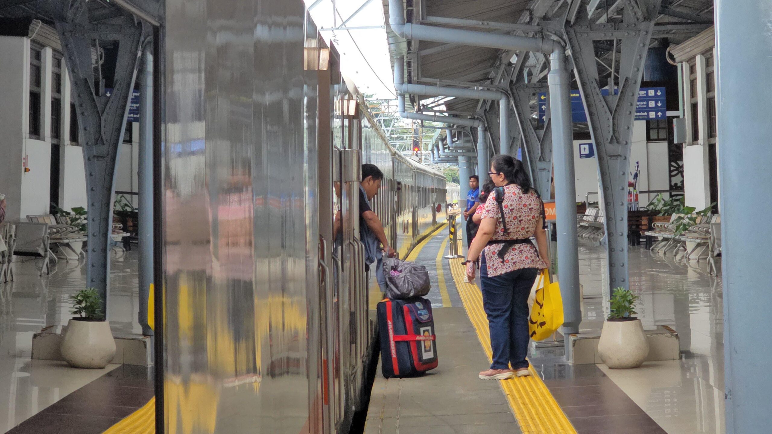 Mulai 2026, jaringan KRL Commuter Line akan diperluas hingga Cikampek dan Sukabumi. Ekspansi ini diharapkan meningkatkan konektivitas antardaerah, mempercepat mobilitas masyarakat, dan mengurangi kepadatan jalan raya