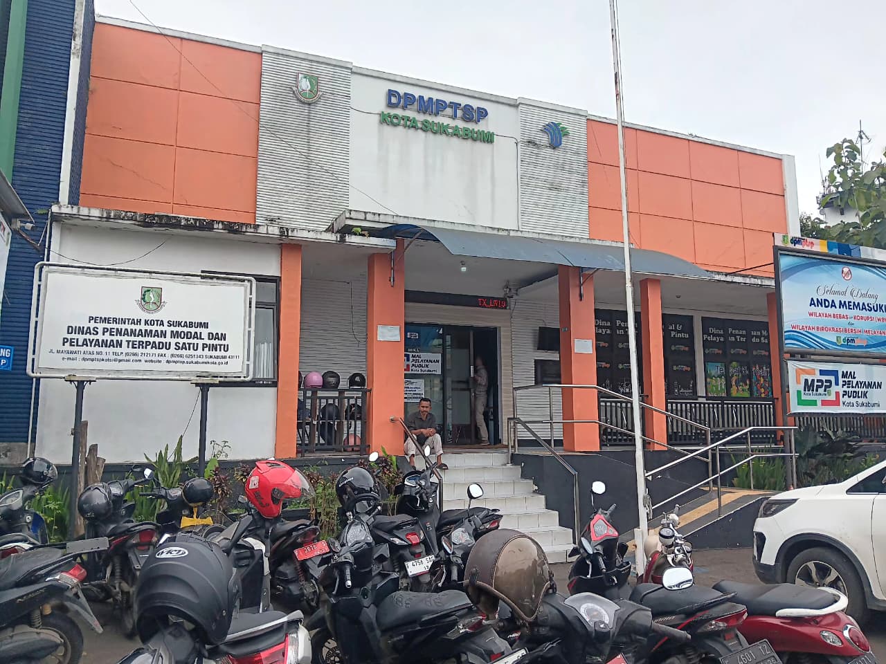 LENGGANG: Kondisi Kantor DPMPTSP Kota Sukabumi saat keadaan lenggang, Kamis (19/2).