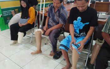 PEDULI : Petugas Bazans Kabupaten Sukabumi, saat foto bersama mustahik usai memberikan bantuan kaki palsu.