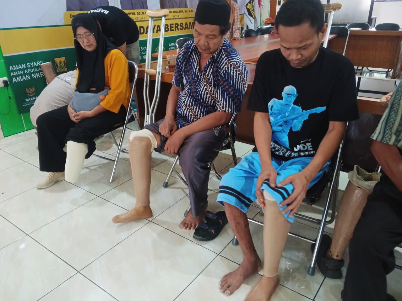 PEDULI : Petugas Bazans Kabupaten Sukabumi, saat foto bersama mustahik usai memberikan bantuan kaki palsu.