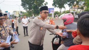 Takjil di Jalan Raya: Polisi Hadir dengan Sapaan Hangat