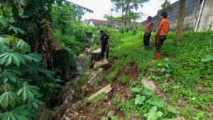 Ketika Tembok Penahan Tanah Ambruk, Anak Sungai Tertutup Material