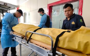 Petugas mengevakuasi jenazah santri Jampangkulon ke RS Bhayangkara Setukpa Lemdiklat Polri untuk proses autopsi