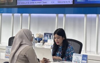 XLSMART PROMO RAMADAN : Petugas layanan pelanggan XLSMART sedang melayani pelanggan di XL Center, Jakarta Selatan, Selasa (24/2).
