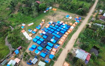 Di tengah tenda pengungsian pascabanjir Aceh Utara, anak-anak kembali tersenyum menerima seragam sekolah baru dari Gerakan Anak Negeri. Bantuan ini menjadi simbol harapan bahwa masa depan mereka tetap terjaga, meski kampung halaman telah hilang.