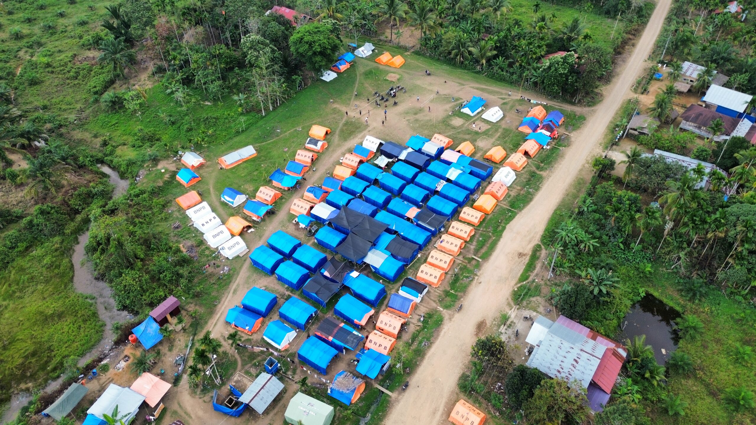 Di tengah tenda pengungsian pascabanjir Aceh Utara, anak-anak kembali tersenyum menerima seragam sekolah baru dari Gerakan Anak Negeri. Bantuan ini menjadi simbol harapan bahwa masa depan mereka tetap terjaga, meski kampung halaman telah hilang.