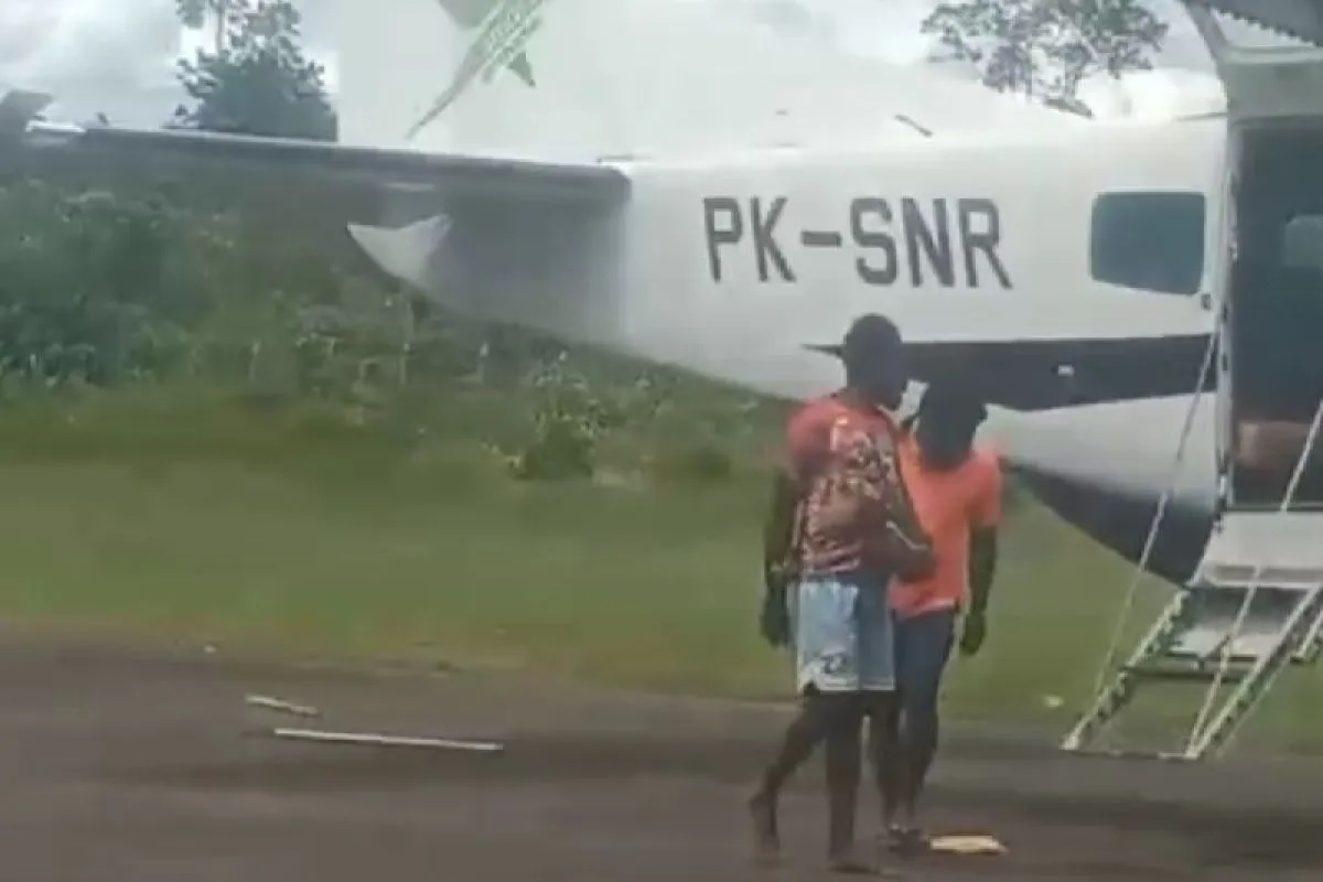 Pesawat Smart Air PK-SNR ditembak kelompok bersenjata di Korowai, Kabupaten Boven Digoel, Papua Selatan. Insiden ini menewaskan pilot dan kopilot.