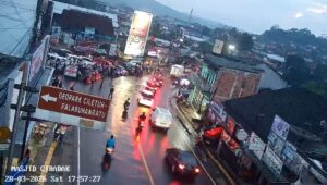 Polisi Berlakukan One Way Lokal di Cibadak – Exit Tol Ruas Parungkuda