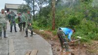 Satgas TMMD Ke-127 Kodim 0624 dan Warga Bersihkan Jalan Usai di Cor, Kini Persiapan Tugu TMMD Titik Nol