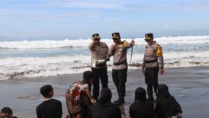 Kapolres Sukabumi Turun ke Pantai, Warning Wisatawan