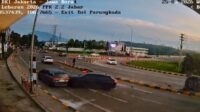 Diduga Mengantuk, Mobil Terbalik di Exit Tol Parungkuda