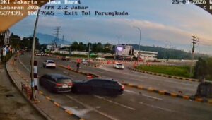 Diduga Mengantuk, Mobil Terbalik di Exit Tol Parungkuda