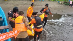 Nelayan Sukabumi Temukan Jasad Pria di Laut Simpenan