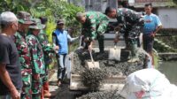 Lewat TMMD Reguler Ke-127, TNI dan Warga Gotong Royong Rehab MCK Masjid