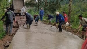 Satgas TMMD Reguler Ke-127 Kodim 0624 Bersama Warga Cor Jalan hingga Tuntas 1500 Meter