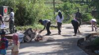 Warga Antusias Bersihkan Jalan Usai Dicor: Program TMMD Ke-127 Kodim 0624/Kab Bandung
