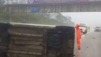 Tol Bocimi Makan Korban, Mobil Karimun Terguling Saat Hujan Deras