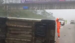 Tol Bocimi Makan Korban, Mobil Karimun Terguling Saat Hujan Deras