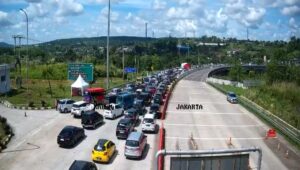 Exit Tol Bocimi Parungkuda Macet Panjang Usai Lebaran