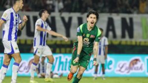 Drama VAR Warnai Laga Persebaya vs Persib, Persib Tetap Kokoh di Puncak