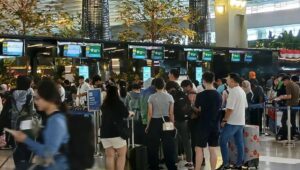 Ketika Langit Timur Tengah Tertutup, Penumpang Bandara Soetta Menunggu