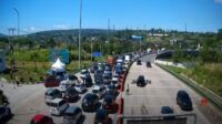 Macet Berjam-Jam di Tol Bocimi, Pemudik Mengular Hingga Cibadak