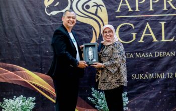 DIGANJAR : GM Administration Semen Jawa Indra Leksono, saat mendapatkan penghargaan Pemberi Kerja Badan Usaha Terbaik I dari BPJS Ketenagakerjaan pada ajang Night of Appreciation Gala 2026 di Kota Sukabumi, Rabu (120/2/2026).