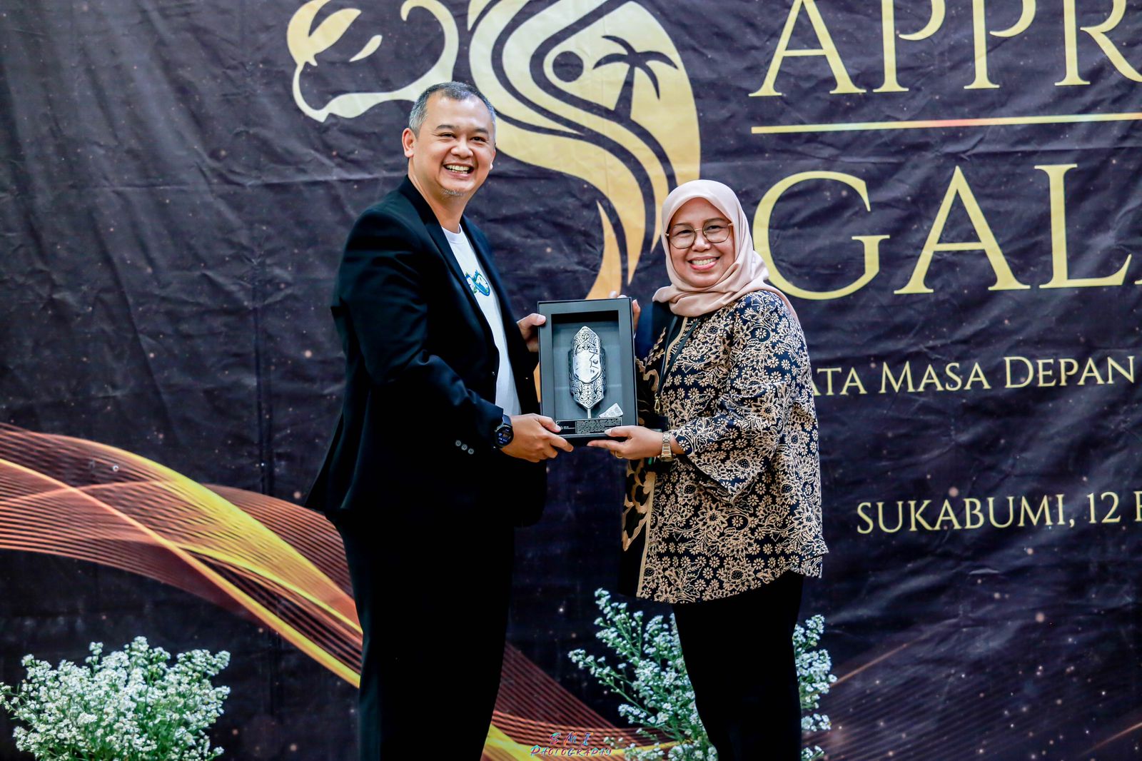 DIGANJAR : GM Administration Semen Jawa Indra Leksono, saat mendapatkan penghargaan Pemberi Kerja Badan Usaha Terbaik I dari BPJS Ketenagakerjaan pada ajang Night of Appreciation Gala 2026 di Kota Sukabumi, Rabu (120/2/2026).