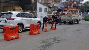 Dishub Kota Sukabumi Pasang Water Barrier untuk Urai Kemacetan