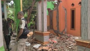 Pergerakan Tanah Ambrukkan Rumah di Bantarmuncang