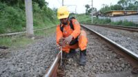 Menjaga Rel, Menjaga Keselamatan: Dedikasi Petugas Pemeriksa Jalur KAI
