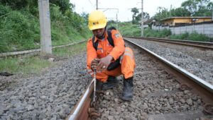 Menjaga Rel, Menjaga Keselamatan: Dedikasi Petugas Pemeriksa Jalur KAI