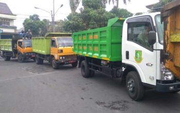 Mobil pengangkut sampah milik DLH Kota Sukabumi, yang menjadi bagian dari upaya menjaga kebersihan kota.