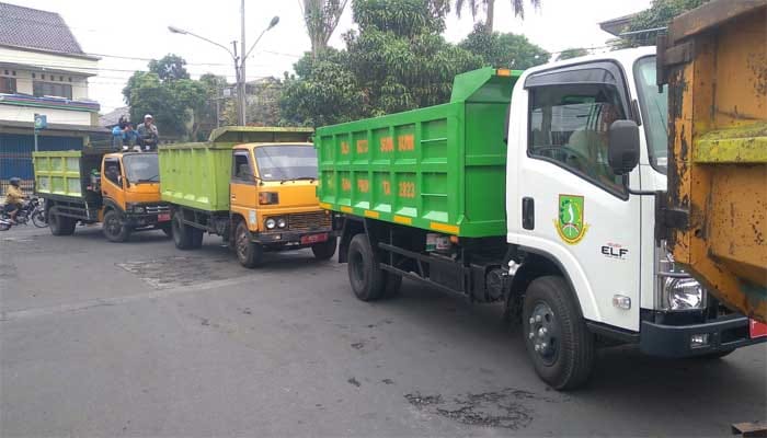 Mobil pengangkut sampah milik DLH Kota Sukabumi, yang menjadi bagian dari upaya menjaga kebersihan kota.