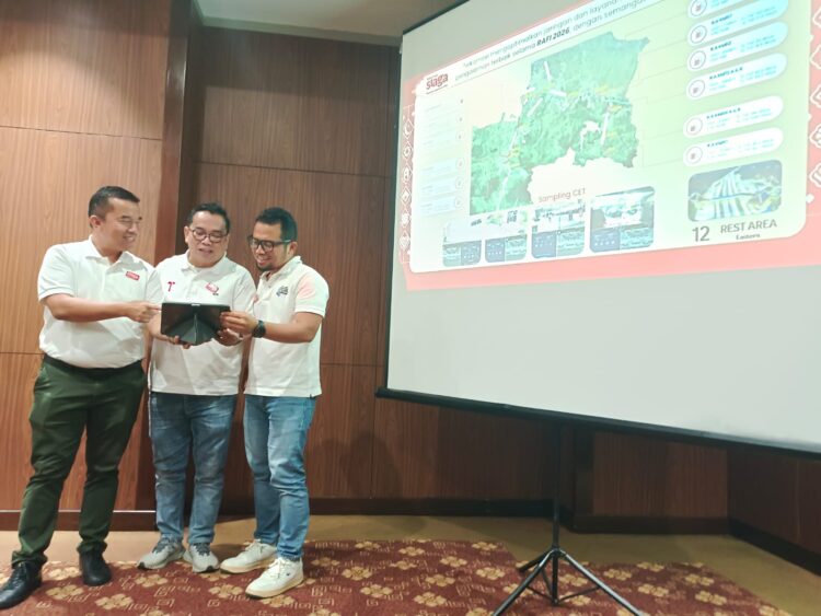 KOMPAK: GM Region Network Operations and Productivity Eastern Telkomsel Permata J. Simarmata, GM Mobile Consumer Business Region Eastern Telkomsel Abdi J. Putra, dan GM Household Consumer Business Region Eastern Telkomsel, Erwin T. Saragih foto bersama pada bukber dan media update Telkomsel Siaga RAFI 2026-Eastern Jabodetabek Telkomsel di Swiss-Belhotel Bogor, Jumat, 6 Maret 2026.