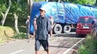 Gagal Nanjak, Truk Tronton Mundur dan Tabrak Pohon di Jalur TPA Cikundul